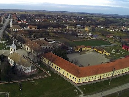Vedere aeriană a centrului comunei Denta: biserica și școala